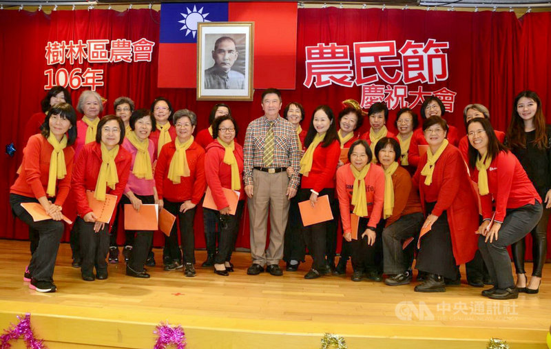 獲選110年新北市模範父親的張義鷹(前中)克服視障的不便,致力於音樂創作與教學,讓外界聽見台灣之歌,豐富自己人生。(新北市政府提供)中央社記者黃旭昇新北市傳真 110年8月5日