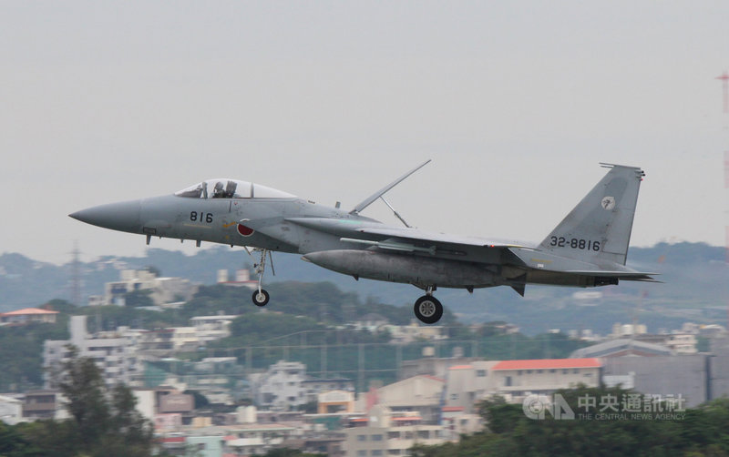 日本航空自衛隊升級改裝主力戰機F-15,原規劃將新增配備2種長程巡弋飛彈,但因費用較原本預估大幅增加,決定放棄其中一種反艦飛彈。圖為2018年那霸基地的日本自衛隊F-15戰機。中央社陳亦偉攝 110年8月5日