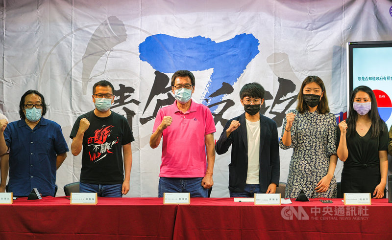 國民黨青年部5日舉行記者會發表「租屋政策白皮書」,與會者高喊「青年住好、世代更好」,呼籲全民關注租屋議題,捍衛居住正義。中央社記者謝佳璋攝 110年8月5日