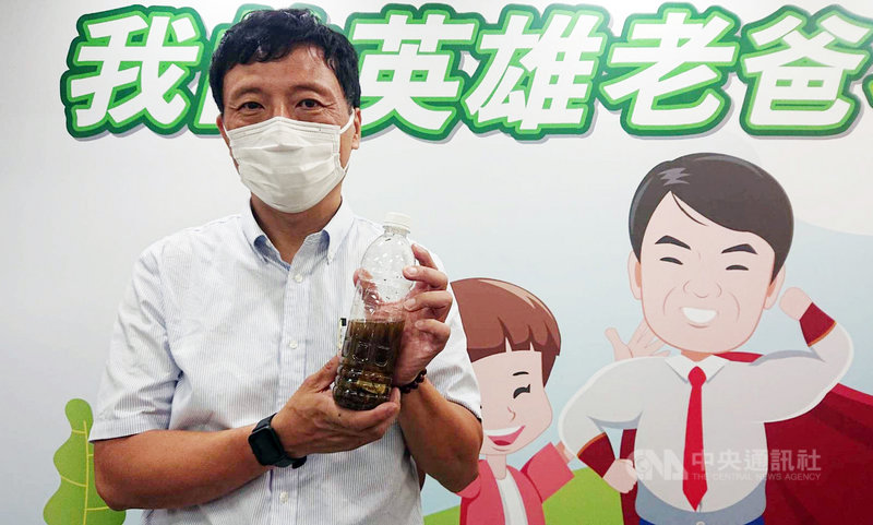 衛福部國健署5日舉辦「我的英雄老爸不吸菸」記者會,巫先生(圖)分享戒菸9年後碰上COVID-19疫情,長時間在家又因疫情報導焦慮,想藉由吸菸緩解緊張;於是把紙菸及菸蒂蒐集在裝水的寶特瓶中,自製「戒菸瓶」,想吸菸就打開聞一聞其惡臭,有效打消復吸念頭。中央社記者陳婕翎攝 110年8月5日