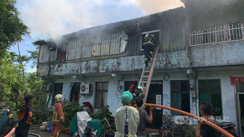 新北市雙溪區一棟民宅5日上午8時許發生火警,警消獲報立即前往搶救,火勢已撲滅,但仍有一名10歲女童受困,持續搜救中。(民眾提供)中央社記者沈佩瑤傳真 110年8月5日