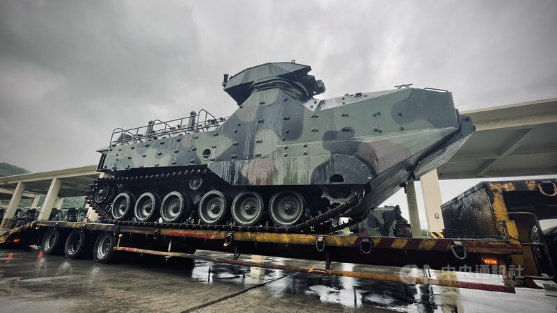 負責南台灣防災的第四作戰區將海軍陸戰隊AAV7兩棲突擊車等災防裝備,預置於淹水潛勢區及低窪地區,待命協助地方政府執行災防應援任務。(第四作戰區提供)中央社記者鍾佑貞傳真 110年8月5日
