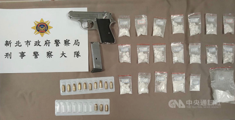 新北市警察局刑警大隊日前偵辦毒品案件,追查發現55 歲侯姓男子涉嫌販毒維生,2日展開收網,兵分多路前往台北、新北地區逮人,查獲毒品、改造手槍。(翻攝畫面)中央社記者沈佩瑤傳真 110年8月5日