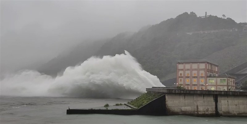 颱風烟花來襲，替桃園帶來豐沛雨量，石門水庫7月24日上午接近滿水位，開啟排洪隧道洩洪。（北水局提供）