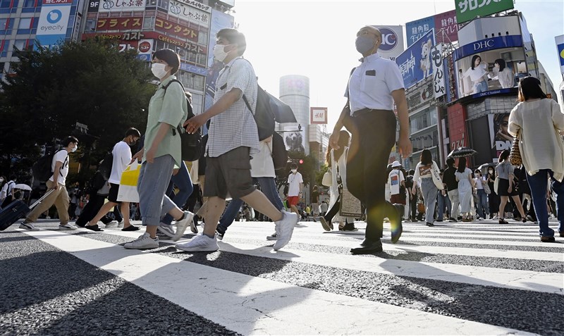 日本東京都5日新增確診病例將一舉超過5000例,再創單日歷史新高紀錄。圖為5日東京澀谷街頭人潮。(共同社)