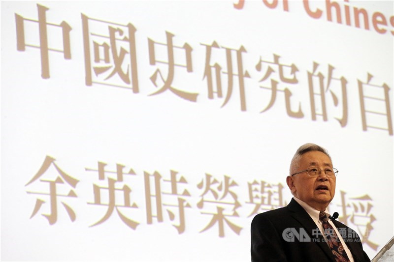 中國思想史學者余英時1日在美國去世,享耆壽91歲,他是當代最具影響力的華裔學者之一,反共立場鮮明。圖為2014年余英時訪台以「中國史研究的自我反思」為題演講。(中央社檔案照片)