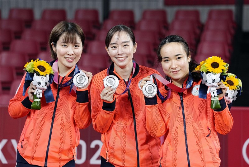 東京奧運女子桌球團體賽決賽5日由中國對決日本,最終日本抱銀、中國隊蟬聯金牌,參賽的伊藤美誠(右)在這屆奧運拿遍了金、銀、銅3色獎牌。(共同社)