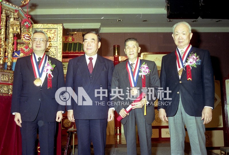 余英時(左)1991年獲行政院文化獎,由時任行政院長郝柏村(左2)頒獎,另兩位得獎人為李天祿(右2)、呂泉生(右)。(中央社檔案照片)
