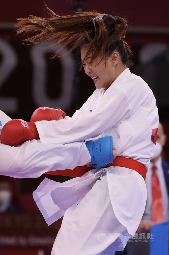 東京奧運空手道女子55公斤級賽程5日登場,台灣女將文姿云(圖)循環賽首戰與保加利亞好手交鋒,但對手率先得分,更一度拉大比數差距到3分差,終場文姿云以2比5吞下敗仗。中央社記者吳家昇攝 110年8月5日