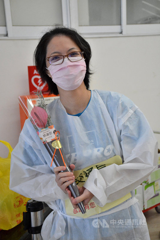 為感謝疫苗接種站醫護及工作人員辛勞,高雄市長陳其邁5日帶著在地內門火鶴花束至高雄各大疫苗接種站分送,向辛苦的眾人致上最崇高的謝意;醫護人員收到花束後露出開心笑容。(高雄市農業局提供)中央社記者洪學廣傳真 110年8月5日