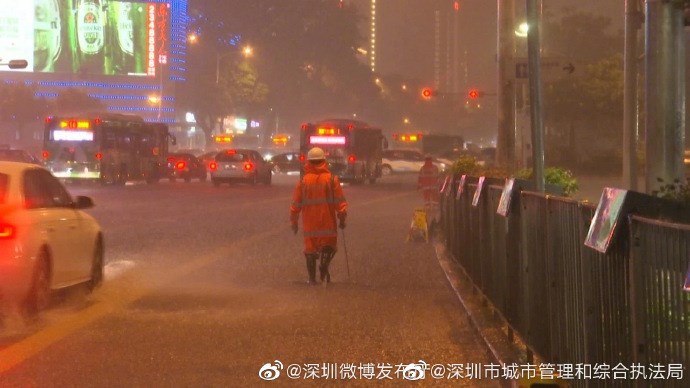 據深圳市城市管理和綜合執法局官方微博,受到颱風盧碧的影響,深圳4日晚間降下大雨,最大累計雨量109.6毫米。(圖取自深圳市城市管理和綜合執法局微博weibo.com)
