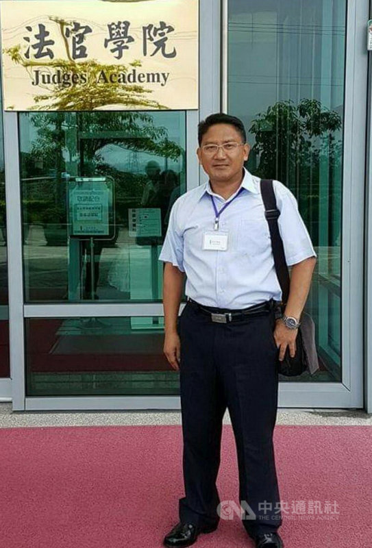 獲選110年新北市模範父親的郭光明擔任警職近30年,更積極投入原住民事務,重視族語傳承並辦理原住民活動及講座,完成台灣高等法院通譯訓練課程,在地檢、法院及法扶基金會替原民朋友服務。(新北市政府提供)中央社記者黃旭昇新北市傳真 110年8月5日