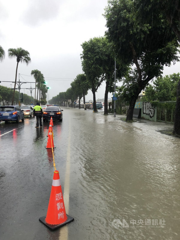 受盧碧颱風外圍環流影響,高雄市5日上午下起大雨,造成前鎮、仁武、燕巢等區多處路面有積淹水情形,警方到場放置三角錐疏導交通。(民眾提供)中央社記者蔡孟妤傳真 110年8月5日