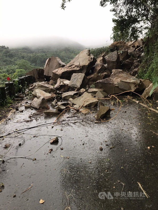嘉義縣建設處接獲民眾通報,位於阿里山區的嘉130線落石崩塌道路無法通行;建設處5日表示,嘉130線目前全線封閉,廠商機具已上去搶修,請用路人改道台18線,注意行車安全。(嘉義縣建設處提供)中央社記者蔡智明傳真 110年8月5日