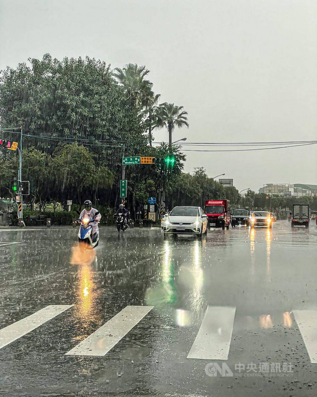 受颱風盧碧外圍環流影響,屏東5日凌晨起大雨下不停,根據中央氣象局資料,屏東市截至上午10時雨量達126毫米,高居全台之冠。(枋寮警分局提供)中央社記者郭芷瑄傳真 110年8月5日