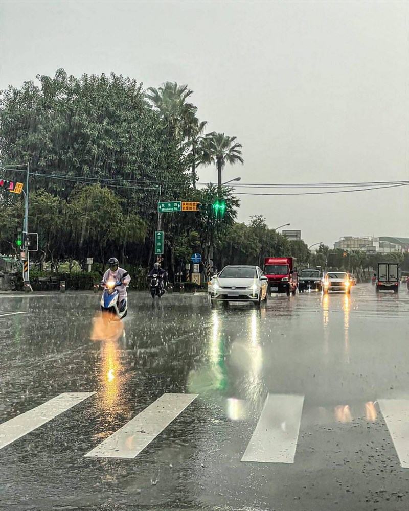 受颱風盧碧外圍環流影響,屏東5日凌晨起大雨下不停,根據中央氣象局資料,屏東市截至上午10時雨量達126毫米,高居全台之冠。(枋寮警分局提供)中央社記者郭芷瑄傳真 110年8月5日