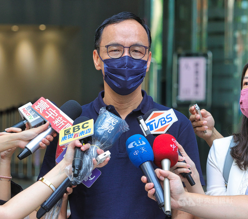 宣布參選國民黨的前新北市長朱立倫(圖)5日前往電台接受廣播節目專訪,並於會後接受媒體聯訪。中央社記者謝佳璋攝 110年8月5日