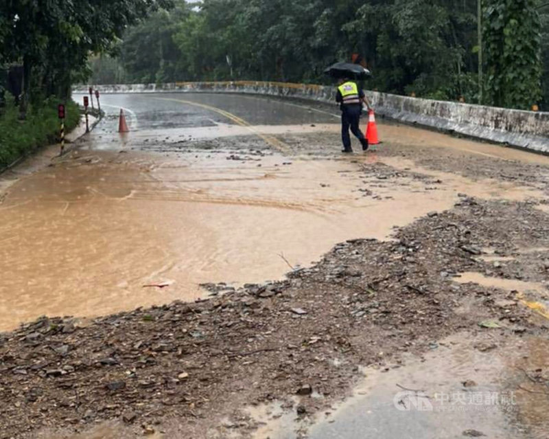 受颱風盧碧外圍環流影響,屏東縣雨勢滂沱,瑪家鄉涼山村沿山公路大量土石被沖刷至路面,北上車道暫時封閉,縣府正派員到場清淤,警方呼籲用路人小心慢行。(內埔警分局提供)中央社記者郭芷瑄傳真 110年8月5日