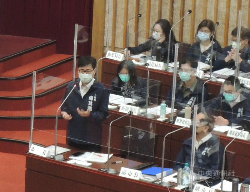 高雄市議會5日上午進行市政總質詢,國民黨高雄市議員邱于軒就防疫、疫苗提出質詢,並要求市長陳其邁(前左)將首長特別費、公關費減半;陳其邁答詢表示,防疫人員辛勞,自己願意捐薪水,盼邱于軒比照辦理。中央社記者蔡孟妤攝 110年8月5日