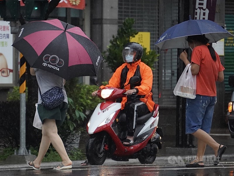 颱風外圍環流5日影響台灣,為高雄帶來雨勢。中央社記者董俊志攝 110年8月5日