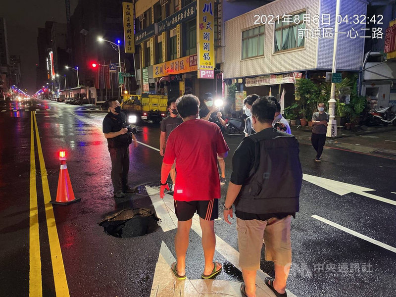 高雄市前鎮區一心二路6日凌晨疑因大雨出現坑洞,水利局初步研判可能是管線或箱涵破損,已緊急回填處置。(民眾提供)中央社記者蔡孟妤傳真 110年8月6日