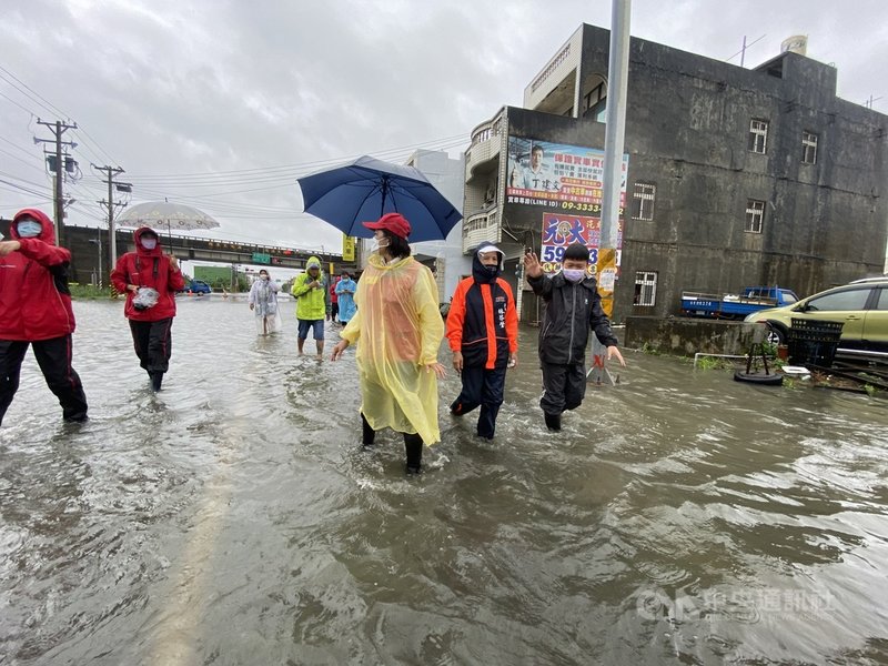 雲林縣政府災害應變中心二級開設,並宣布台西鄉因雨勢過大,致部分地區淹水,6日中午12時起停班停課,縣長張麗善(前中)前往台西鄉五港路勘災。(雲林縣府提供)中央社記者蔡智明傳真 110年8月6日