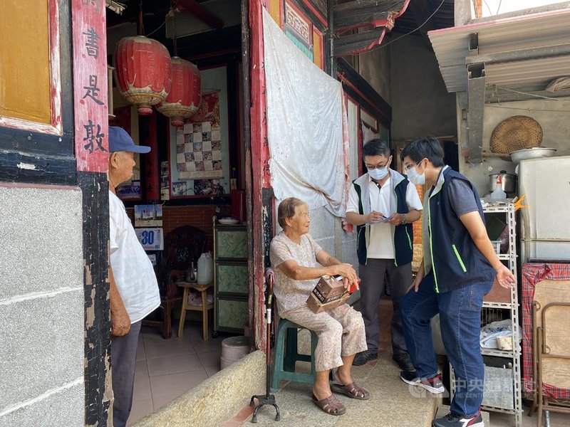台灣電力公司金門塔山發電廠重啟長輩關懷行動,除了致贈生活物資,並簡單幫忙修繕電器,8月以來共服務電廠附近鄰里的65名長輩。(塔山發電廠提供)中央社記者黃慧敏傳真 110年8月6日