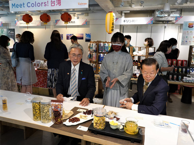 觀光局在東京舉辦「多彩多姿旅遊台灣館」活動,歡迎在疫情期間暫時無法赴台灣的日本民眾前來享受彷彿在台灣旅遊的感覺。圖為日華議員懇談會會長、眾議員古屋圭司(左)、駐日代表謝長廷品嚐菊花茶等飲品。中央社記者楊明珠東京攝 110年8月6日