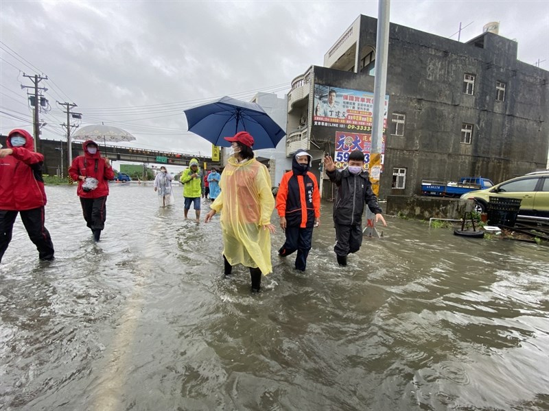 雲林縣政府災害應變中心二級開設，並宣布台西鄉因雨勢過大，致部分地區淹水，6日中午12時起停班停課，縣長張麗善（前中）前往台西鄉五港路勘災。（雲林縣府提供）中央社記者蔡智明傳真 110年8月6日