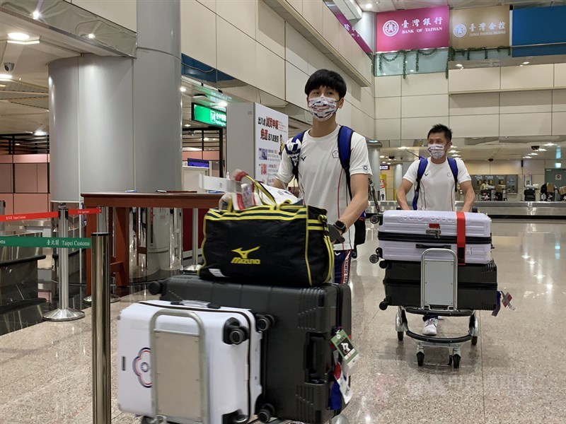 代表台灣出征東京奧運的拳擊好手林郁婷(前)在結束東奧賽程後,6日下午與教練及其他運動好手等人一同搭機返台。中央社記者葉臻攝 110年8月6日