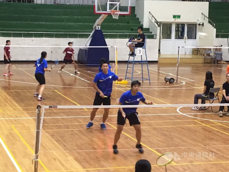 110年全國運動會將登場,出戰2020東京奧運的羽球好手李洋5日才載譽歸國,因規定必須隔離7天和自主健康管理7天,確定無法代表金門出賽。圖為2020年離島運動會中,李洋(中)與妹妹李芷蓁(前)搭檔合作。(金門縣政府提供)中央社記者黃慧敏傳真 110年8月6日