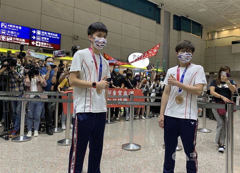 在東京奧林匹克運動會桌球混雙項目奪下銅牌的選手林昀儒（前左）、鄭怡靜（前右）6日下午搭機返抵桃園國際機場，受到親友團及支持者熱烈歡迎。中央社記者葉臻攝 110年8月6日