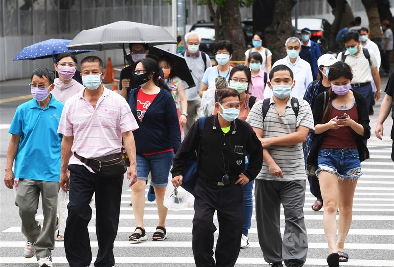 衛福部疾管署5日表示,國內疫情目前是低度流行,但社區仍有隱形傳播鏈,且降為二級警戒後,觀察到人流確有上升,要特別強調落實防疫措施。圖為民眾外出配合防疫戴好口罩。中央社記者施宗暉攝 110年8月5日