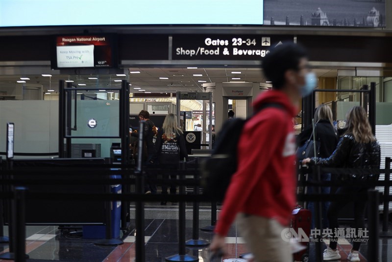 白宮發言人莎琪5日證實,美國考慮要求外國入境旅客須打完疫苗,但目前仍處研議階段。圖為美國雷根國家機場內景象,攝於2020年11月25日。中央社記者徐薇婷華盛頓攝 110年8月6日