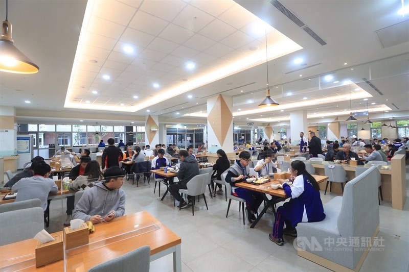 總統蔡英文6日表示,台灣選手能在奧運殿堂上留下好成績,這幾年國訓中心大幅提升硬體設施,功不可沒。圖為國訓中心新建宿舍去年12月21日啟用。(中央社檔案照片)