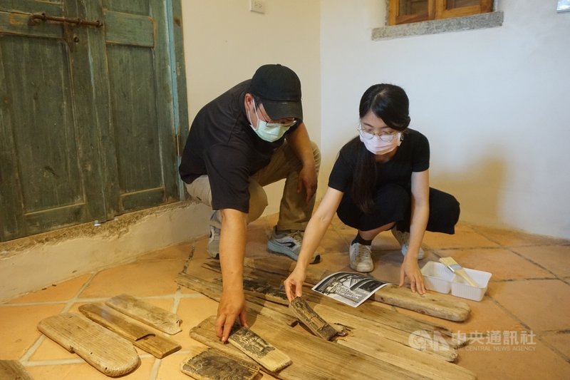 金門縣定古蹟吳心泉宅整修完工一年後,藝術家佘文瑛(右)和郭柏俞(左)進駐,將在金門各處捕捉的洋樓身影,拓印在漂流木等媒材上,複製洋樓的美。中央社記者黃慧敏攝 110年8月6日