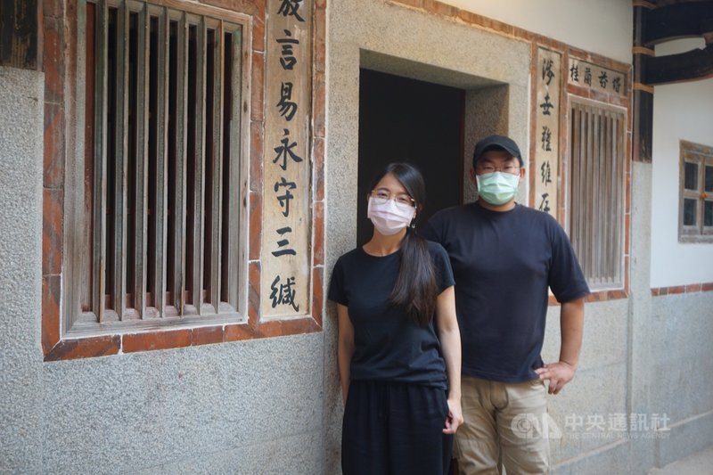 金門縣定古蹟吳心泉宅整修完工一年後,藝術家佘文瑛(左)和郭柏俞(右)進駐,吳家後人樂見古厝活化使用,表示歡迎。中央社記者黃慧敏攝 110年8月6日
