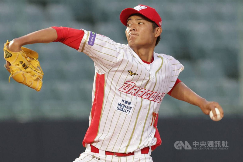 中職味全龍隊王牌投手王維中4日奪下中職生涯先發首勝,他6日受訪時指出,4日的比賽算是到目前為止的回台代表作,主要是因為配球模式改變,比賽中加了很多球種。(味全龍隊提供)中央社記者楊啟芳傳真 110年8月6日