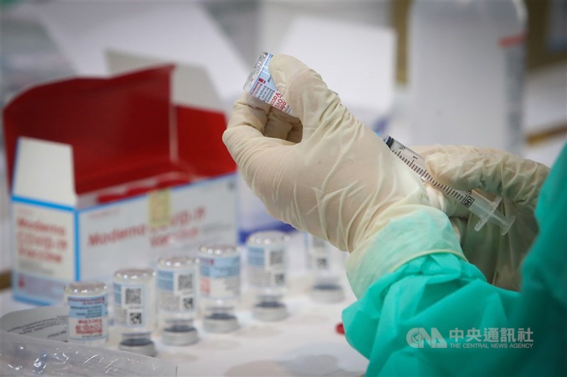 AZ混打mRNA疫苗政策有新方向,中央流行疫情指揮中心指揮官陳時中表示,未來擬優先開放第一線直接接觸染疫個案的醫護混打,以即時增加防護能力。(中央社檔案照片)