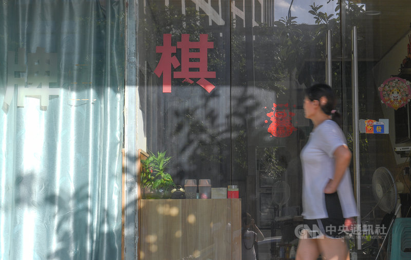 中國7月下旬爆發新一波的本土疫情,多省市相繼傳出病例,兩週內超過500人染疫,其中揚州爆發打牌群聚感染,多地為此暫時閉關棋牌室、麻將房等休閒場所。圖為5日浙江杭州一間棋牌室已歇業。(中新社提供)中央社 110年8月6日