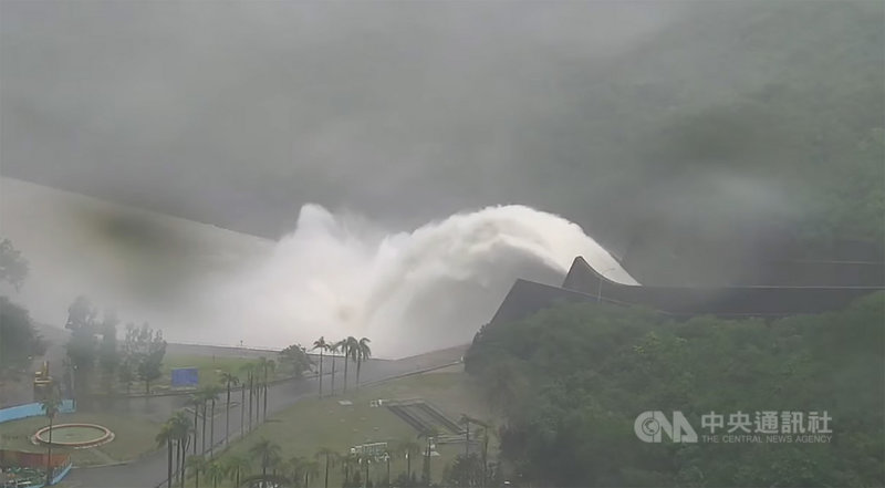 受颱風外圍環流影響，台南6日持續降雨，曾文水庫洩洪，水利局呼籲下游民眾注意安全。（台南市政府提供）中央社記者張榮祥台南傳真 110年8月6日