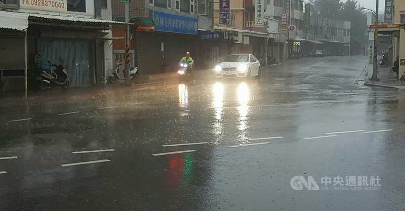 受颱風盧碧外圍環流籠罩影響,澎湖地區6日風雨持續,雨勢時大時小,部份低窪地區宣洩不及有積水情形,車輛行駛都必須開啟照明。中央社 110年8月6日
