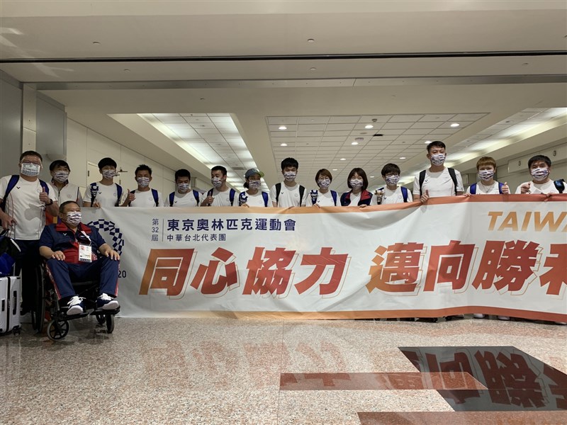 在東京奧林匹克運動會桌球混雙項目奪下銅牌的選手林昀儒(右7)、鄭怡靜(右4)約6日下午4時52分搭機抵達桃園國際機場。中央社記者葉臻攝 110年8月6日