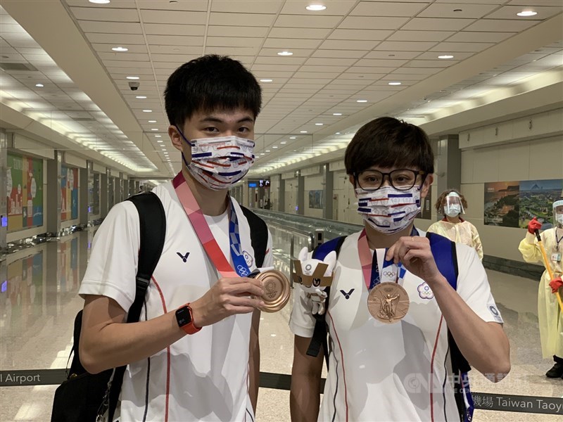 在東京奧林匹克運動會桌球混雙項目奪下銅牌的選手林昀儒(前左)、鄭怡靜(前右)6日下午返台。中央社記者葉臻攝 110年8月6日