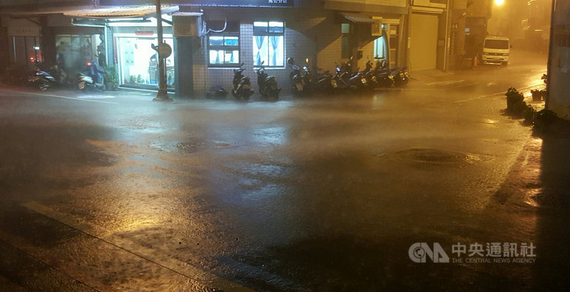 受盧碧颱風外圍環流影響,澎湖6日清晨下起大雨,包括東吉嶼、望安與西嶼等3處觀測站所觀測雨量,都擠近全台100名之中,可見雨量驚人。中央社 110年8月6日