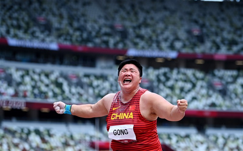 中國鉛球選手鞏立姣在東京奧運女子鉛球決賽奪得金牌。(圖取自twitter.com/AsianGamesOCA)