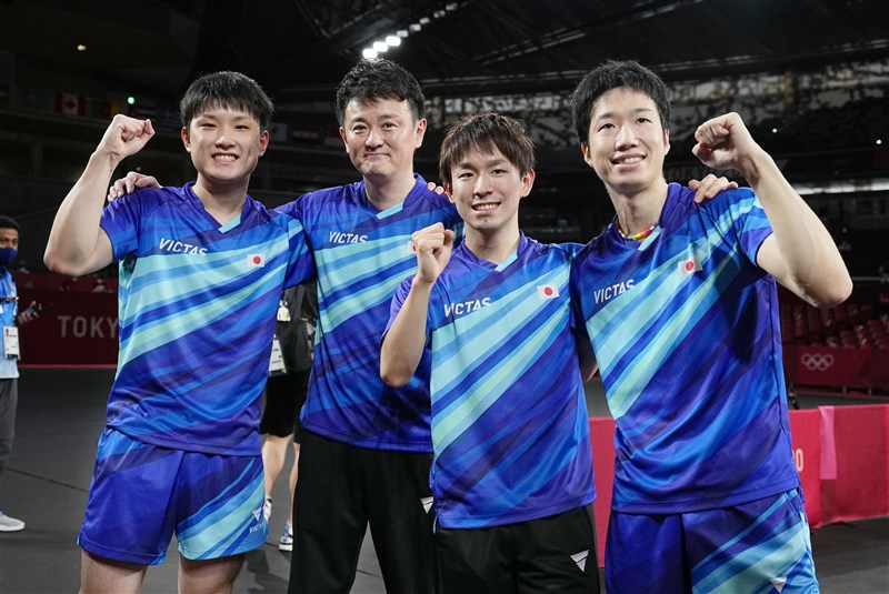日本桌球男團6日在東京奧運桌球男子團體項目拿下銅牌,3位選手張本智和(左)、丹羽孝希(右2)、水谷隼(右)賽後和教練倉嶋洋介合照。(共同社)