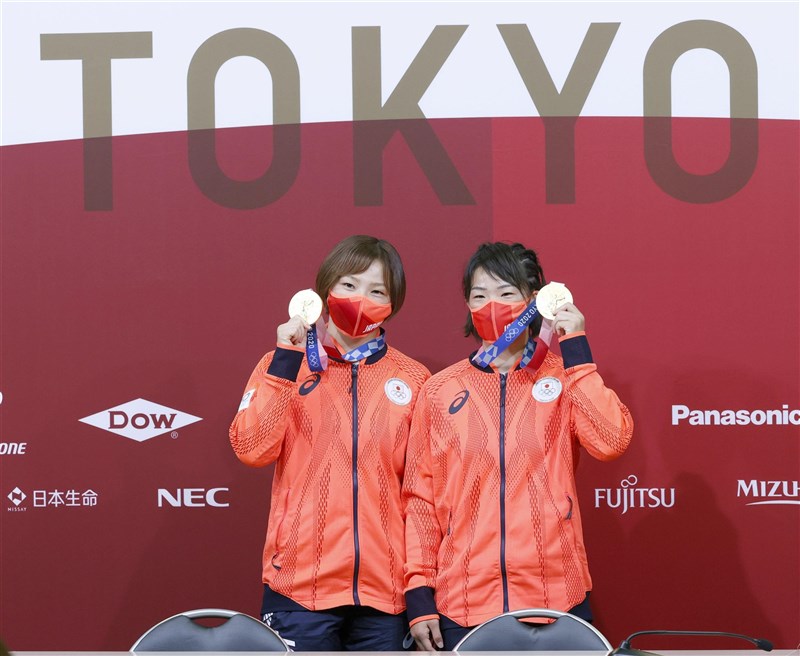 日本角力選手川井梨紗子(右)5日在東京奧運女子自由式57公斤級決賽中奪金,達成2連霸。她胞妹川井友香子(左)4日在62公斤級決賽奪金,創日本首度有姊妹在同屆夏季奧運奪金紀錄。(共同社)