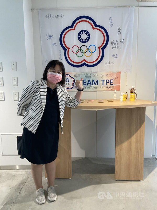 觀光局東京辦事處主任鄭憶萍(圖)表示,這次特別在東京奧運期間,以台灣館的概念推廣觀光。館內設有台日交流區、留言區,也展出東奧台灣選手在會旗上的留言等。(交通部觀光局提供)中央社記者楊明珠東京傳真 110年8月6日
