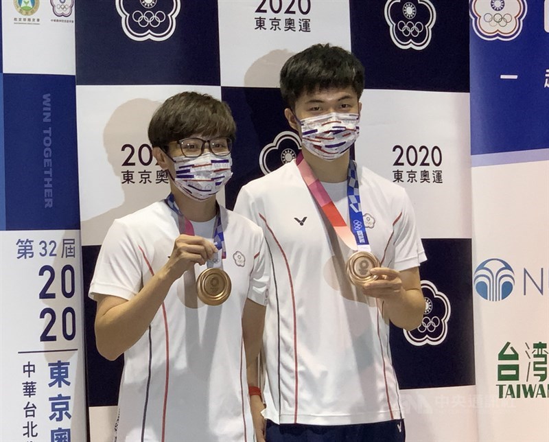 台灣桌球混雙組合林昀儒(右)、鄭怡靜(左)在2020 東京奧運桌球混雙項目奪下銅牌,6日下午光榮歸國,向媒體展示辛苦拚得的獎牌。中央社記者葉臻攝 110年8月6日